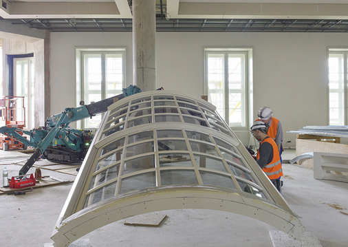 



Vor Ort wurden die Elemente mithilfe diverser Autokräne in das Gebäude gehoben und innerhalb des Gebäudes mit mobilen Montagekränen bewegt.
