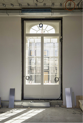 



In den Innenfenstern wurden Glasbruchmeldesysteme an allen Scheiben eingebaut.
