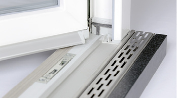 



Combi Plan weist keinerlei Anschlag oder Erhöhung im Bereich der Türleibung bzw. vor oder hinter dem Türelement auf. 
