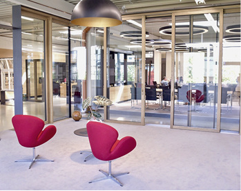 
Großflächenelemente werden in der Erlebniswelt Fenster im separaten Pavillon mit mehreren Ausstellungsstücken thematisiert.
