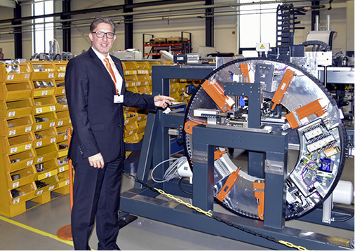 



Vorstand Ralf Haspel beim Rundgang durch die Produktionshallen.
