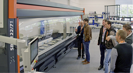 



Auch die Kunststofffensterbauer kamen auf ihre Kosten: Es wurde eine komplette Fertigungsstraße abgebildet – im Bild zu sehen das SBZ 122/71 als 3-Achs-Variante.
