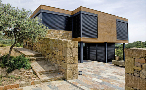 



Sonnen-, Sichtschutz und die Tageslichtlenkung sind die Komfortmerkmale der Raffstoren. Für die Hausbewohner bedeutet das thermischen und visuellen Komfort, wie er je nach Temperatur und Tageszeit benötigt wird. 
