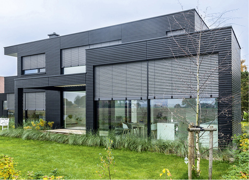 



Durch die Integration der Raffstoren in den Fassadenaufbau können diese hochgefahren unauffällig in der Fassade versteckt werden.
