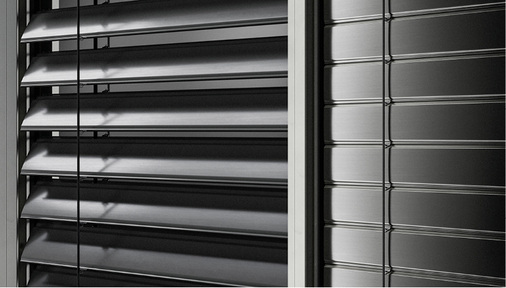 



Mit einem hinter den Lamellen angeordneten Aufzugsband können die Lamellen bei der CDL Version komplett blickdicht schließen und verdunkeln.
