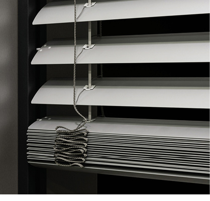 



Die Premiumlamelle von Warema gilt als eine hochwertige Lösung, die sich mit bis zu 30 m/s als extrem windstabil erweist.
