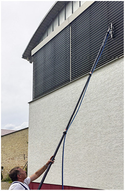 <p>
</p>

<p>
Mit den Stangensystem können Raffstoren bis zu einer Höhe von 10 m gereinigt werden.
</p> - © Foto: Lehmann

