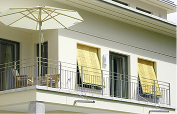 



Auch im modernen Wohnungsbau finden Holzrollläden, wie hier als Ausstellerrollladen, ihre Anwendung.
