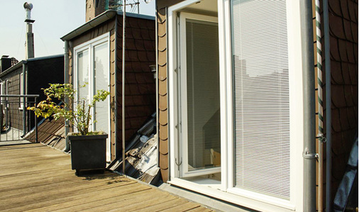 



Der Glasaufbau der Vertikalverglasung bei den Doppelflügeltüren beträgt: Außen ESG-H 6mm/32mm SZR I-06 M1/ Innen VSG 44.2 Wärmeschutz Silence.
