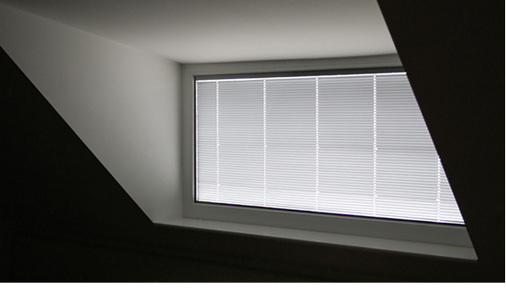 



Gerade bei Dachgauben stellen die Jalousien im Scheibenzwischenraum durch die geringe optische Beeinträchtigung in der Einbausituation die optimale Lösung dar.
