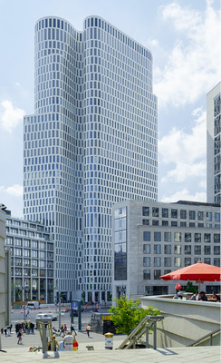 <p>
Das Upper West Gebäudeensemble umfasst neben dem 34-geschossigen Turm einen 8-geschossigen Flachbau und bietet Raum für Geschäfte, Büros und ein Hotel. 
</p>

<p>
</p> - © rohl fotografie/Saint-Gobain Glass

