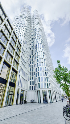 
9000 m² Isoliergläsern mit verschiedenen Aufbauten mit Wärme- und Sonnenschutz sowie mit Strahlungsdämmung sind in der Fassade des Upper West verbaut.



