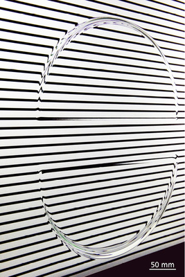 



Prototyp-Flachglasscheibe mit Wölbungen auf jeder Seite der Glasscheibe: Die flachen Bereiche sind unverzerrt und ohne Formabdrücke.
