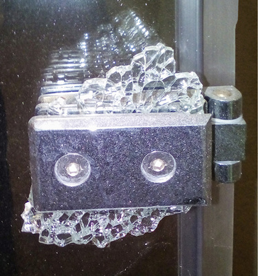 
02: Ansicht des Klemmbeschlages mit strahlenförmig nach oben verlaufenden Rissen



