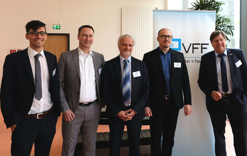 Die Referenten der VFF-Fachtagung Statistik und Markt blicken mit Optimismus in die Zukunft (v. l.): Florian Wenner (bulwiengesa AG), Holger Lipp (Weru AG), Dr. Christian Kaiser (Heinze GmbH), Philipp Erdmann und Ulrich Tschorn vom VFF. - © Matthias Fischer / GLASWELT
