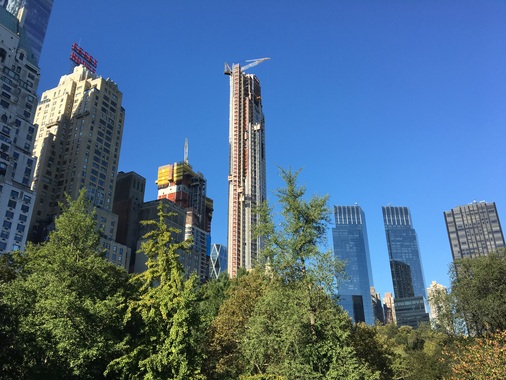 Das 220 Central Park South (Mitte) ist der höchste Residental Tower in New York. Hier entstehen auch die teuersten Wohnungen der Stadt mit Quadratmeterpreisen bis 60.000 Dollar. Believe it or not. - © Matthias Rehberger, GLASWELT
