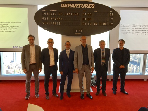 Beratung im 86. Stockwerk: Das Interpane Beraterteam beim Workshop in der TWA Lounge des One World Trade Center in New York - © Matthias Rehberger, GLASWELT
