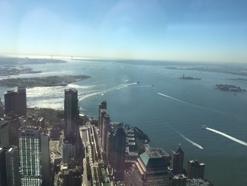 Ein Blick aus dem 86. Stock des WTC. Auf der zweiten kleinen Insel von rechts steht die Freiheitsstatue. - © Matthias Rehberger, GLASWELT

