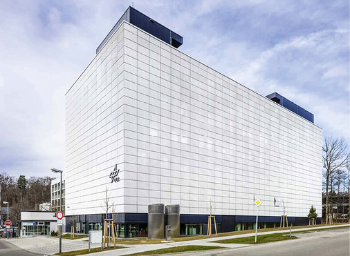 



Die Fassade wurde zwischen dem ersten und dem fünften Obergeschoss angebracht. Die StreckmetallBleche mussten deshalb im Lochmuster und in ihrer Anordnung exakt aufeinander abgestimmt werden.
