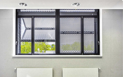 



Hier ergänzen sich Funktionalität und hoher Anwendungskomfort. So können sich die Beschäftigten auf ein Höchstmaß an Schutz verlassen, ohne auf die positiven Tageslicht-Effekte verzichten zu müssen.
