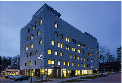 



Erst in den Abend- und Nachtstunden zeigen sich die transparenten Öffnungen der Fassade so richtig.
