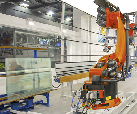 
Vertikale Kantenschleifmaschinen mit digitaler Kontrolle der Schleif- und Polierspindeln und Industrierobotern (Elettromeccanica Bovone)



