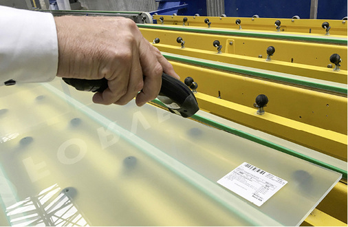 
Der Scan eines Barcodes reicht in der Fertigung von Spiegel Thomas, um den Maschinen die Bearbeitungsparameter des jeweils folgenden Glases zu übergeben.
