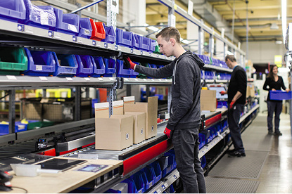 



Eine digital gesteuerte Anlage für die Kommissionierung von Zubehör erleichtert die Arbeit und verringert die Fehlerquote.
