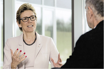 



Angelique Renkhoff-Mücke, Vorstandsvorsitzende der Warema Gruppe, setzt auf den Mut zur Veränderung und die ständige Anpassung von Arbeitsprozessen.
