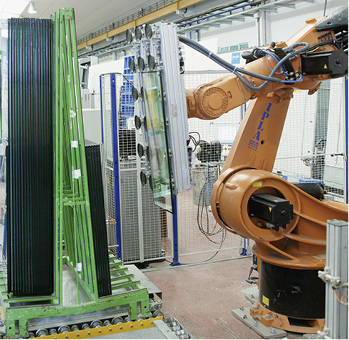 



Die Kommunikation geht über die Grenzen des eigenen Unternehmens hinaus: Glasbruch beim Fensterbauer triggert ohne Umwege die Nachproduktion beim Isolierglas-Partner.
