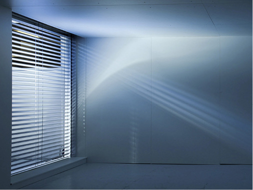 



Die RetroLux 80S Lamelle lenkt das Licht über die Decke tief in den Raum hinein. Das spart künstliche Beleuchtung, kühlt die Räume und optimiert die Durchsicht.
