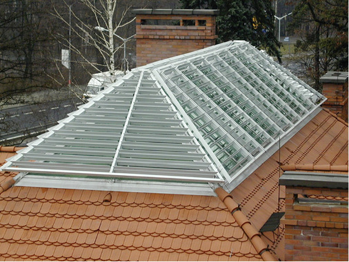 



Auch bei Sonderflächen kann das Tageslicht mit dem Rahmensystem Asyflex gesteuert und gleichzeitig eine Aufheizung darunter liegender Räume verhindert werden.
