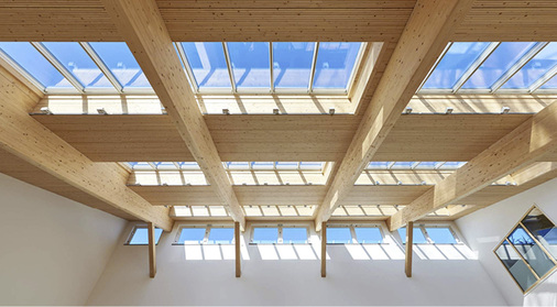 <p>
</p>

<p>
Das modulare Oberlicht-System von Velux fügt sich bei Salus Haus zu vier etwa 20 Meter langen Lichtbändern und erzeugt dank der großflächigen Belichtung oder Beschattung eine hohe Aufenthaltsqualität für die Mitarbeiter.
</p> - © Foto: Velux

