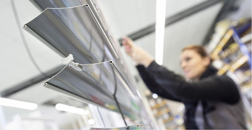 



Durch die Ausführung der Retrolux-Lamellen liegt das Lightshelf bei hoher Sonne immer im Schatten der oberen Lamelle, erst bei flacherer Sonne im Winter kommt es auch zu einer zunehmenden Lichteinlenkung am Lightshelf.
