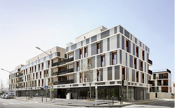 



Wohnungsbaugesellschaften setzen aus Kostengründen überwiegend Kunststoffrollläden ein. 
