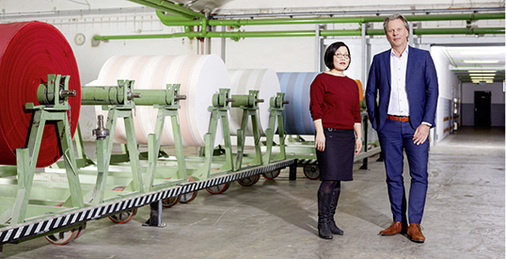 <p>
</p>

<p>
swela-Vertriebsleiter Wouter Hof und Textildesignerin Miriam Arend sind stolz auf die neue Markisentuch-Kollektion Rayos. Mit 195 Artikeln zeigt sie die gestalterische und technische Kompetenz des Herstellers Schmitz.
</p> - © Foto: Swela


