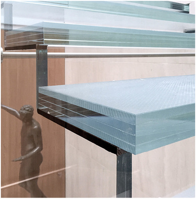 
Die Treppenstufen sind als vierlagige VSG-Elemente aufgebaut.



