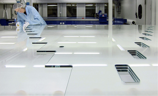 
Das größte und komplexeste Element der gesamten Treppenkonstruktion ist die zentrale, fast 4,50 m hohe, Stützwand. Das Gewicht dieses Verbundglas-Elements aus vier 12 mm dicken TVG-Scheiben beträgt 1130 kg.



