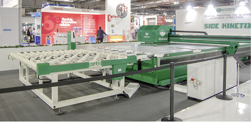 



Die Fenzi-Tochter Tecglass, auf digitalen Glasdruck spezialisiert, präsentierte das neue Modell namens Vitro Jet F Type Side Kinetix, damit ist es nun möglich, immer in Richtung der Längsseite des Glases zu drucken.
