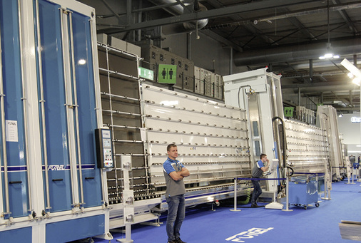 



Großformatige Glasbearbeitung in der Horizontalen war das Thema am Stand von Forel. Der italienische Maschinenhersteller belegte knapp ein Sechstel der gesamten Messefläche.
