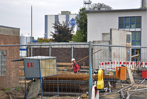 <p>
</p>

<p>
Es wird viel gebaut in Sendenhorst. Das Unternehmen bekommt ein neues Empfangs- und Bürogebäude und auf der grünen Wiese wird ein neues Folierungswerk errichtet. 
</p> - © Foto: Daniel Mund / GLASWELT

