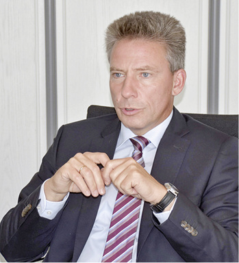 



Veka-Chef Hartleif ist Präsident der EPPA – die Interessensvertretung der PVC-Hersteller in Brüssel. 
