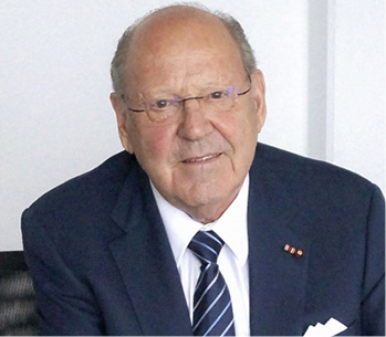 



Wilfried Ensinger, Kunststoffexperte und Erfinder des weltweit ersten in Serie gefertigten Wärmedämmprofils, beleuchtet die Entstehungsgeschichte von insulbar im Interview.
