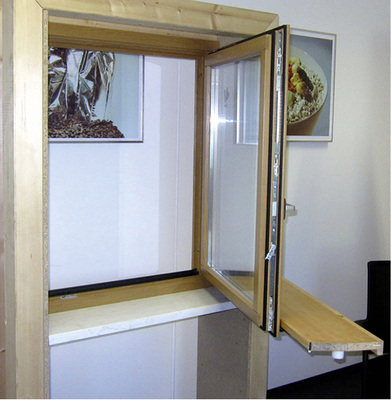 



Ansicht des geöffneten Fensters mit ausgefahrenem Fensterbrett. Gut zu erkennen, wie sich das Fensterbrett mit Nutzungsbilanz bewegt. 

