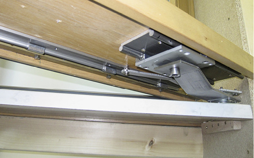 



Ansicht des Fensterbretts von unten auf die Führungsschienen. Das bewegliche Brett ist über eine Führungsschiene direkt mit dem Fensterflügel verbunden. 
