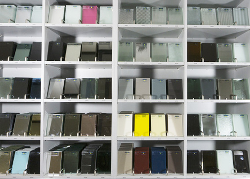 Mit den angebotenen Glasmustern kann der Verarbeiter für seine Kunden die unterschiedlichsten Glasaufbauten zusammensetzen und im Verkaufsgespräch darstellen.