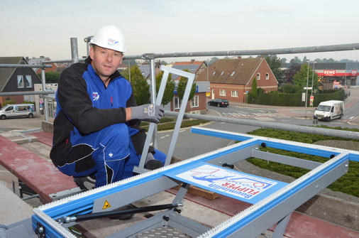 Mit dem Bau-Mini-Lift lassen sich Fenster und Bauelemente bis 150 kg auf maximal 22 m Höhe transportieren.