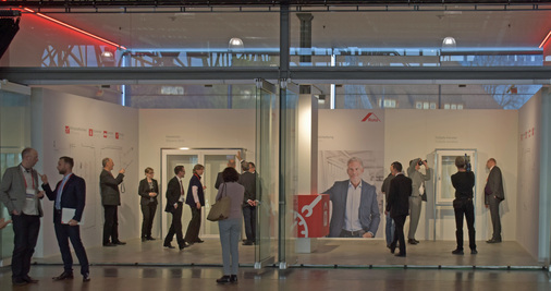 Vorhang auf für den neuen Roto NX Beschlag hieß es am 15.11. in der "Legendenhalle" in Böblingen