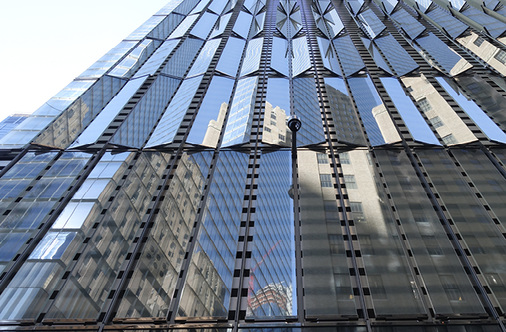 <p>
</p>

<p>
Glas verdeckt Beton: Der Sockelbereich des One World Trade Centers in New York ist komplett mit Glas von Interpane verkleidet. Die Fassadenstruktur wurde vom Architekturbüro SOM entwickelt.
</p> - © Matthias Rehberger / GLASWELT

