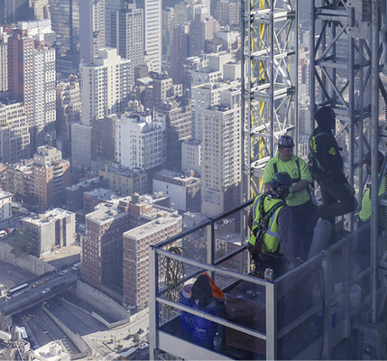 <p>
</p>

<p>
Arbeiten in luftiger Höhe: Diese Fassadenmonteure sind im 39 Stock eines Hochhausturms aktiv. Hier ist Sicherheit das oberste Gebot.
</p> - © Matthias Rehberger / GLASWELT

